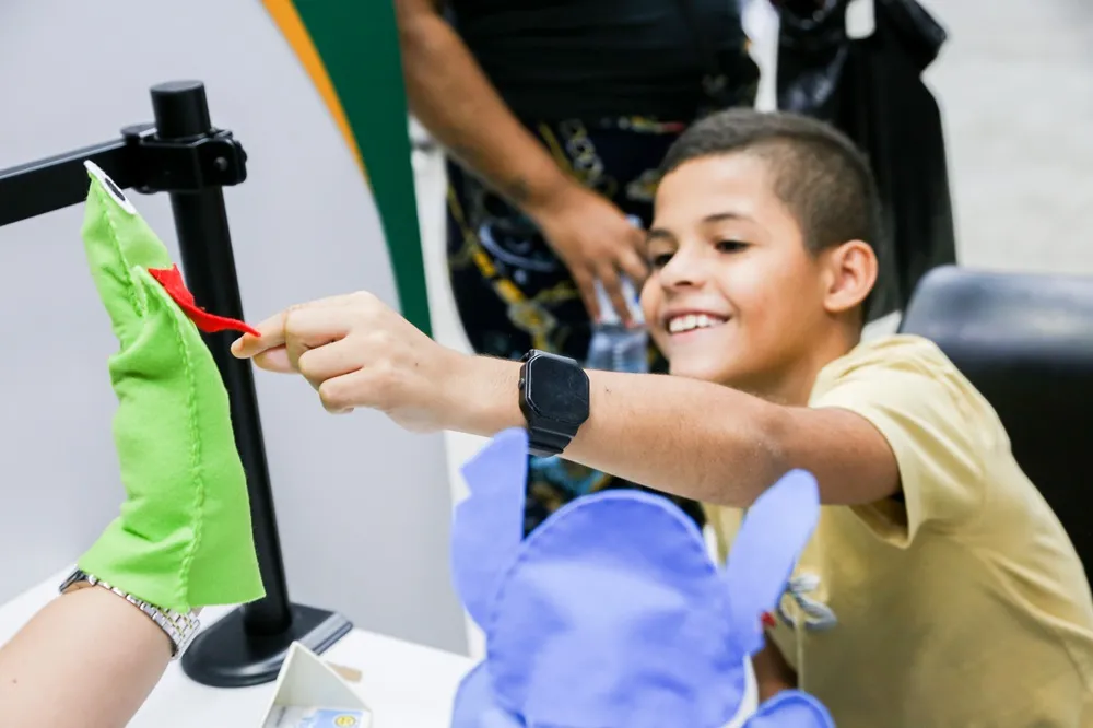 Com o fantoche em mãos, Edilvânia consegue otimizar com as crianças os diferentes processos de documentação