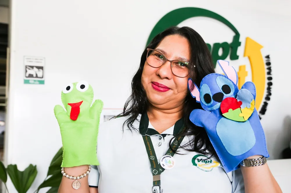 Edilvânia Costa cria fantoches para atendimento no Vapt Vupt desde 2019