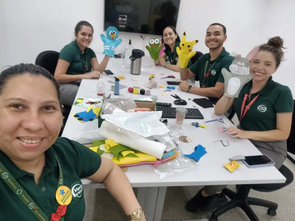Edilvânia Costa e parte da equipe do Vapt Vupt na oficina de criação de fantoches