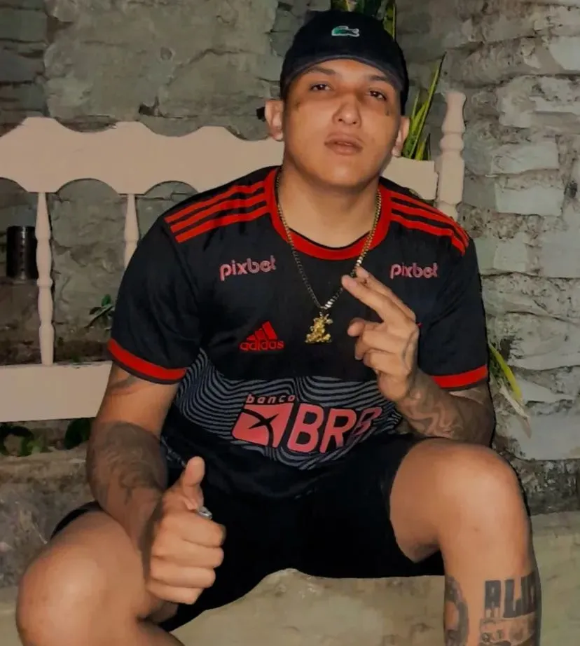 João Gabriel Firmino da Costa, conhecido como 'MC 01', foi preso por policiais civis em uma residência na Rua F, na Paupina, localizada na Grande Messejana, em Fortaleza