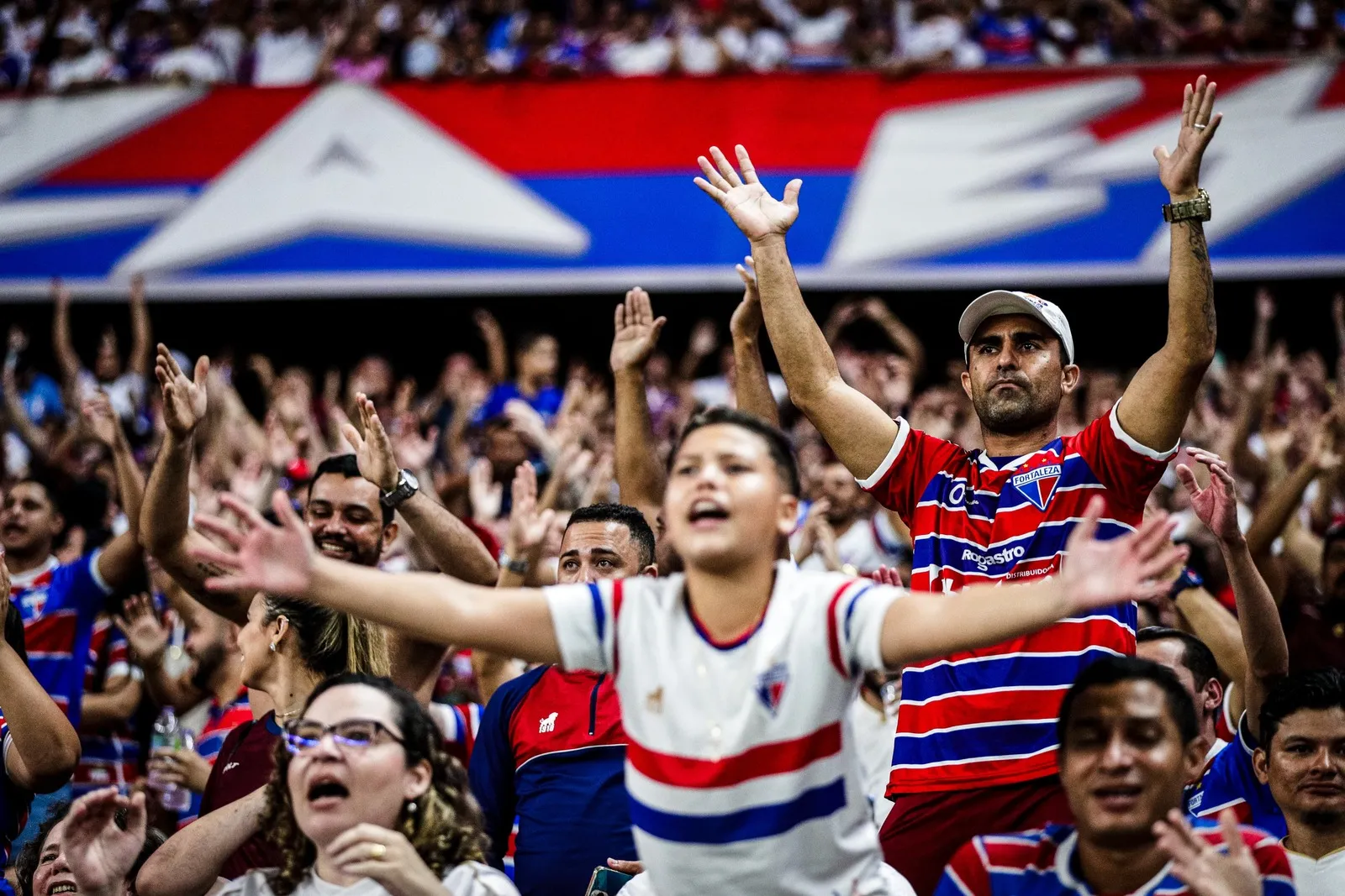 A torcida do Fortaleza demonstrou muito apoio ao longo do jogo na Arena Castelão