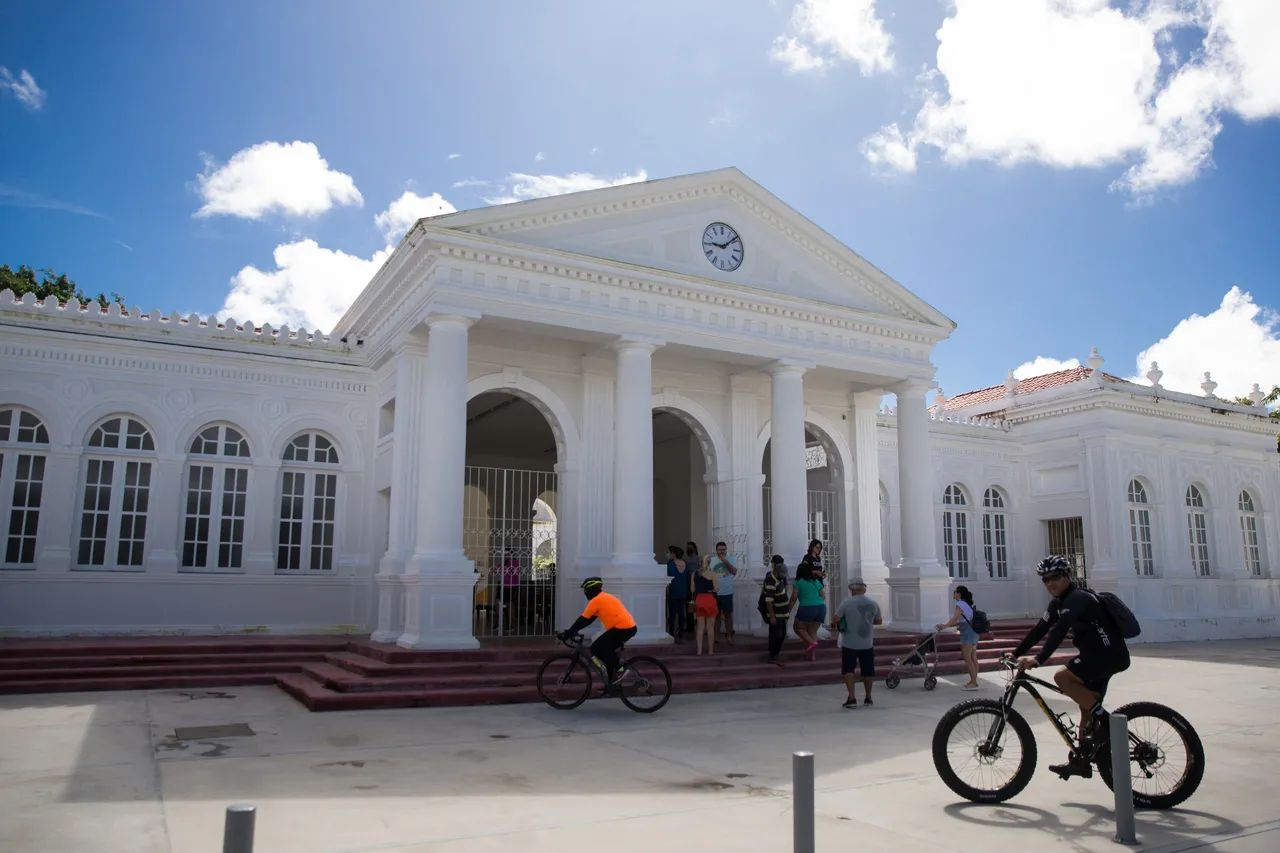 Fechado desde 2020, o Teatro Carlos Câmara não 