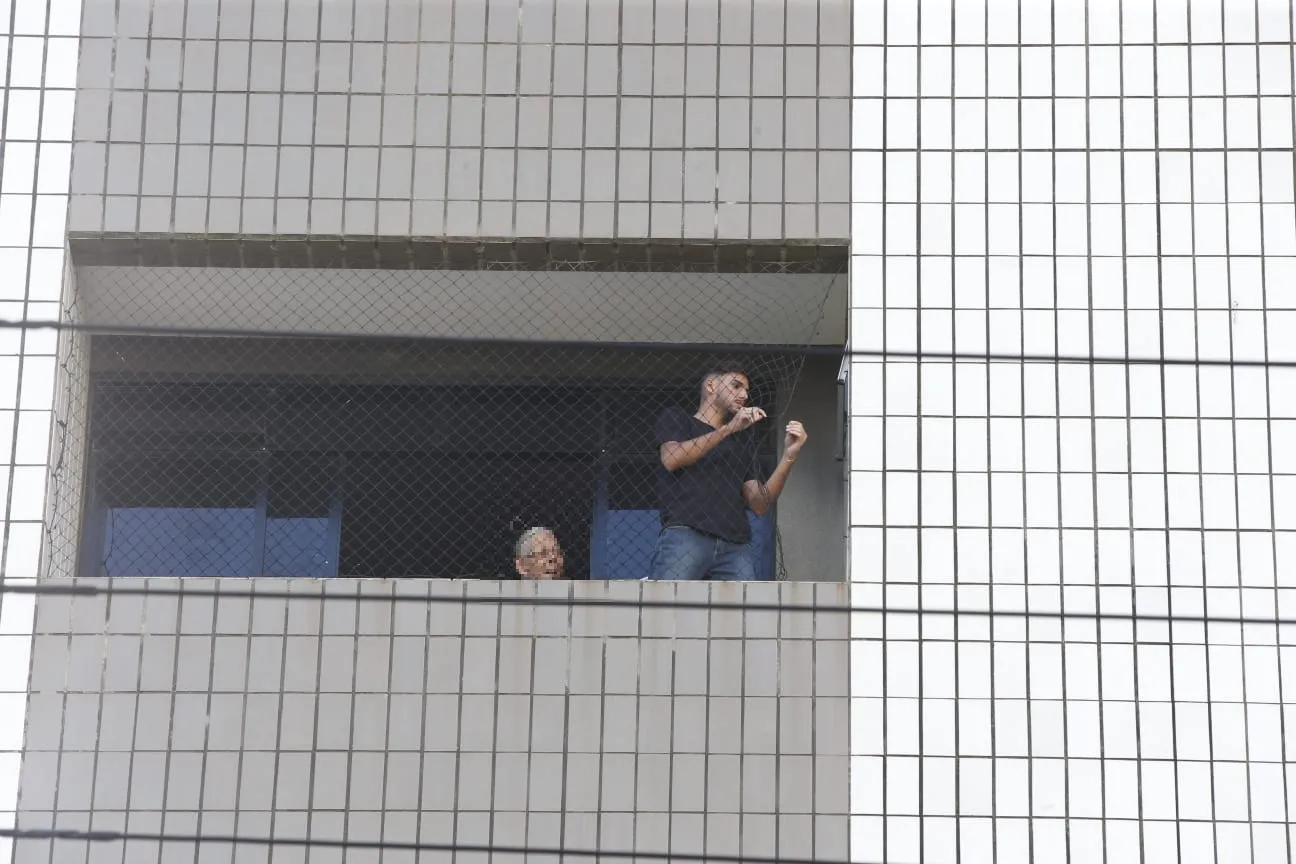 Menino teria caído por abertura em tela de proteção. Perícia está no local