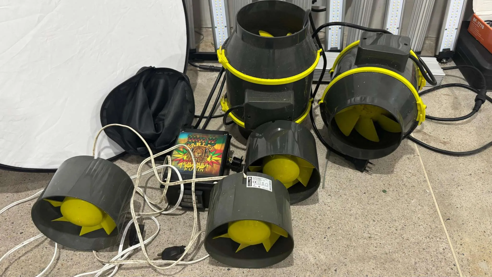 Com os suspeitos, a Polícia apreendeu materiais de luz e ventilação, utilizados para o cultivo em estufa da planta cannabis sativa, que dá origem à maconha