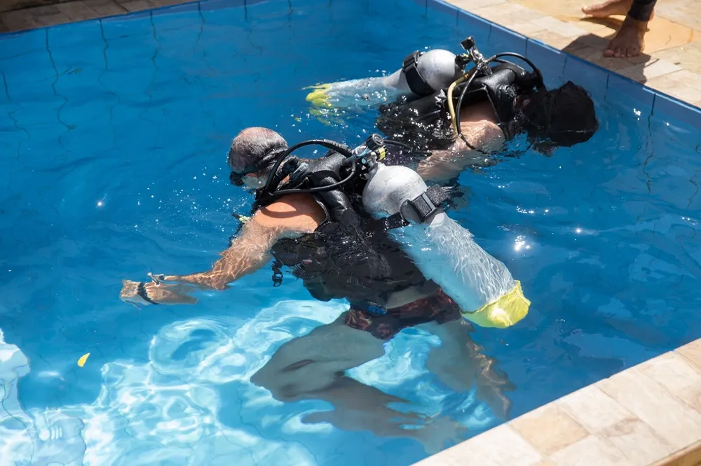 Passo a passo para modalidade Mergulho de Batismo envolve prática na piscina no dia anterior ao mergulho