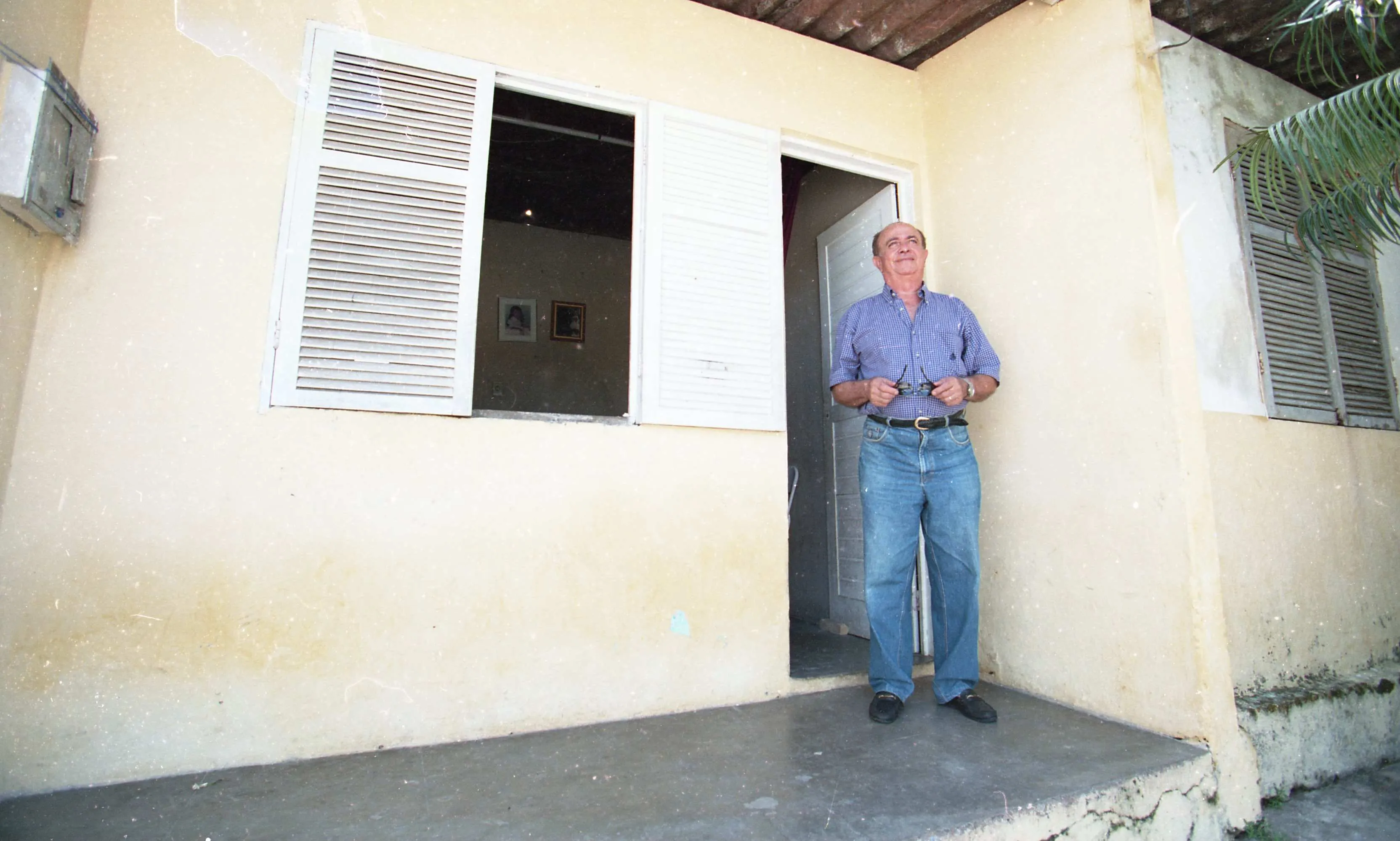 Ex-prefeito José Walter em uma residência do bairro que leva seu nome