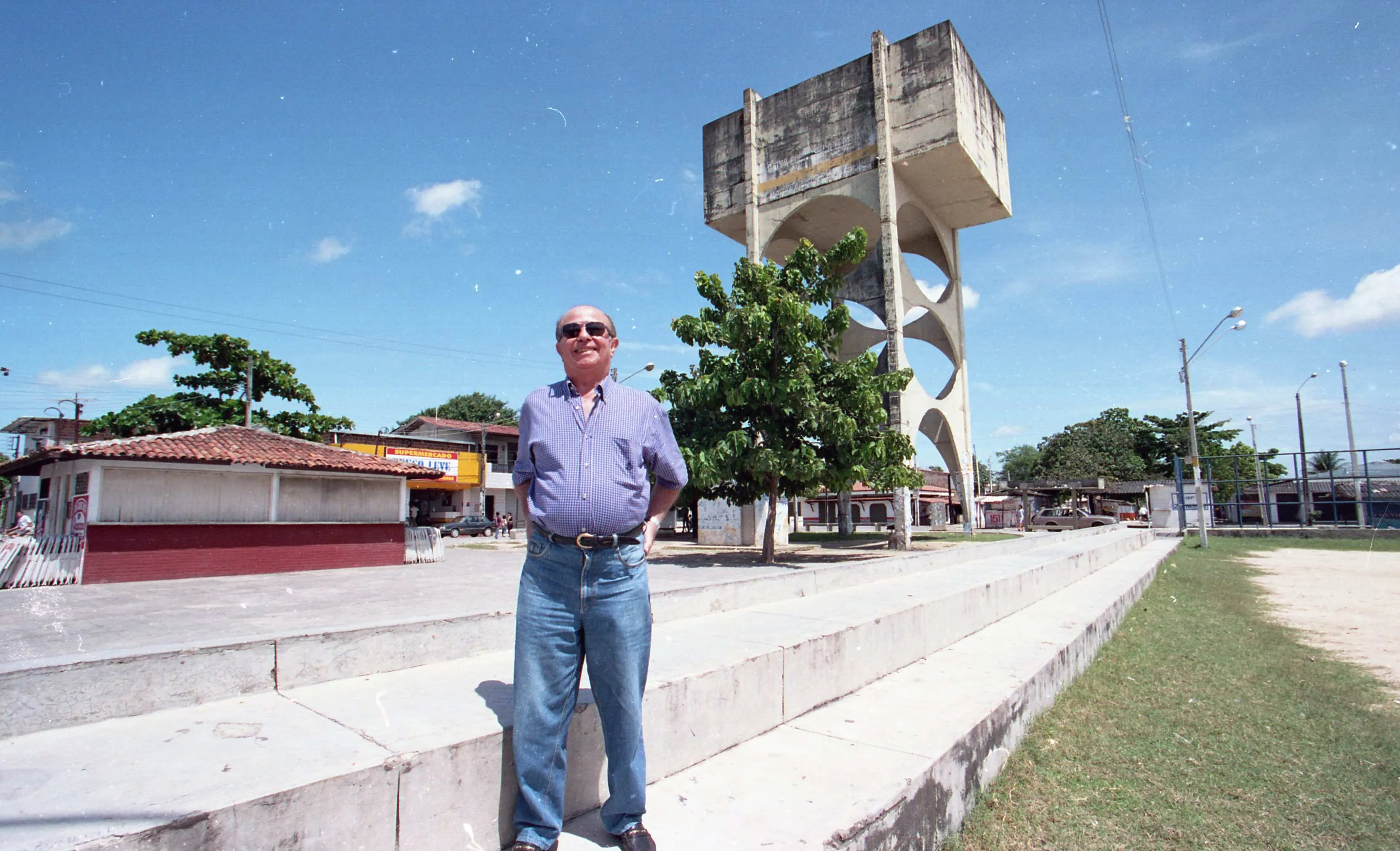 Ex-prefeito José Walter em um dos pontos mais simbólicos do bairro