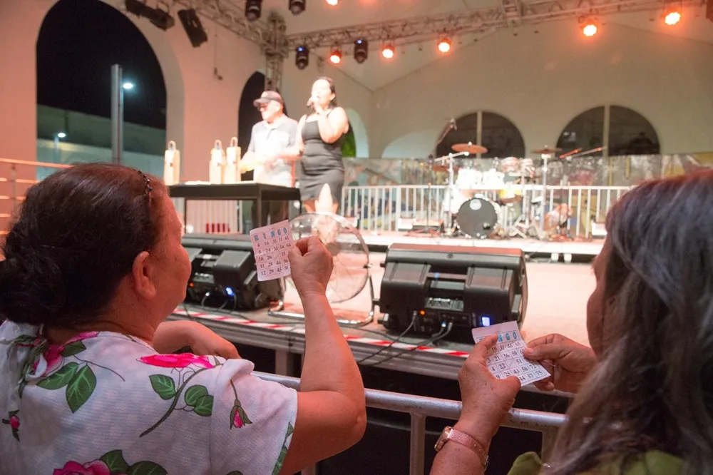 Marcação do bingo é um dos pontos altos do Baila Comigo, realizado entre uma banda de forró e outra