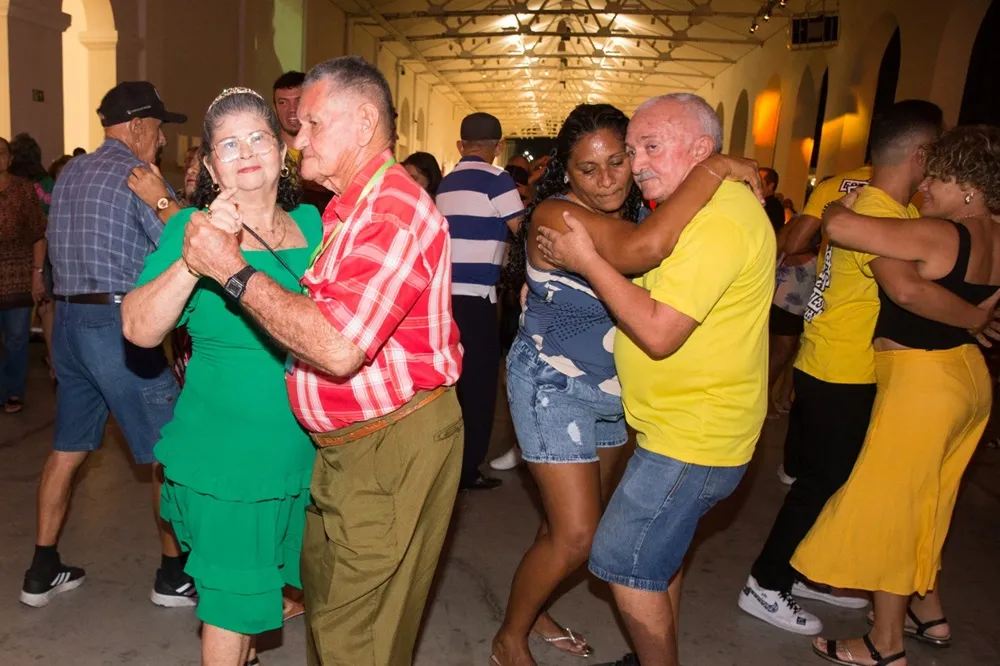 Casais de diferentes gerações, pessoas na própria companhia e marinheiros de primeira viagem participam do Baila Comigo