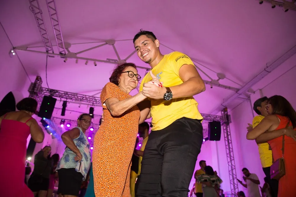 Uma das características do Baila Comigo é disponibilizar bailarinos para dançar com pessoas que vão sozinhas à festa