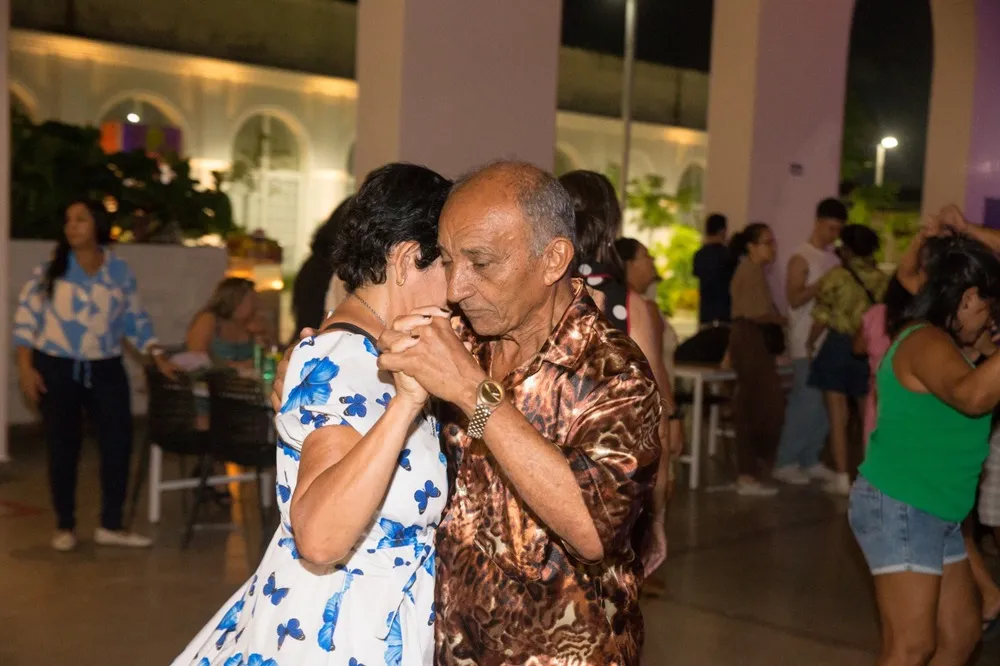 O casal Carlos Alberto e Eugênia Moura frequentam o Baila Comigo desde o início do projeto