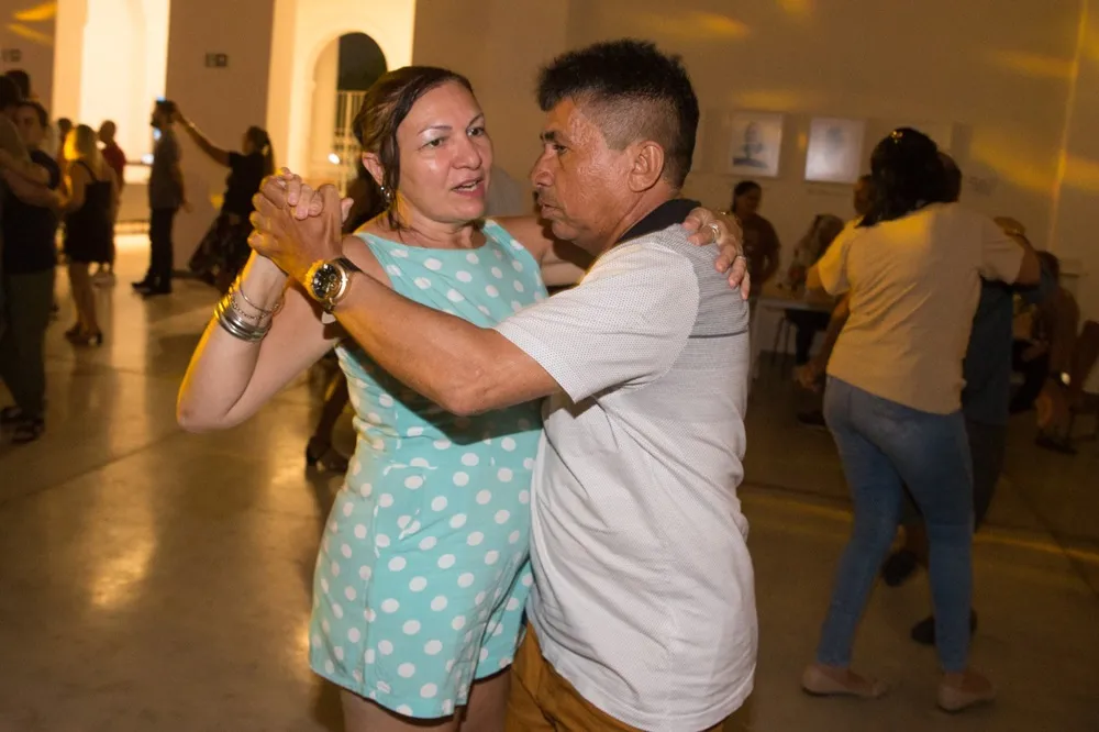 Cátia Reis e Francisco Reginaldo são moradores do Moura Brasil e comemoram realização do Baila Comigo próximo ao bairro