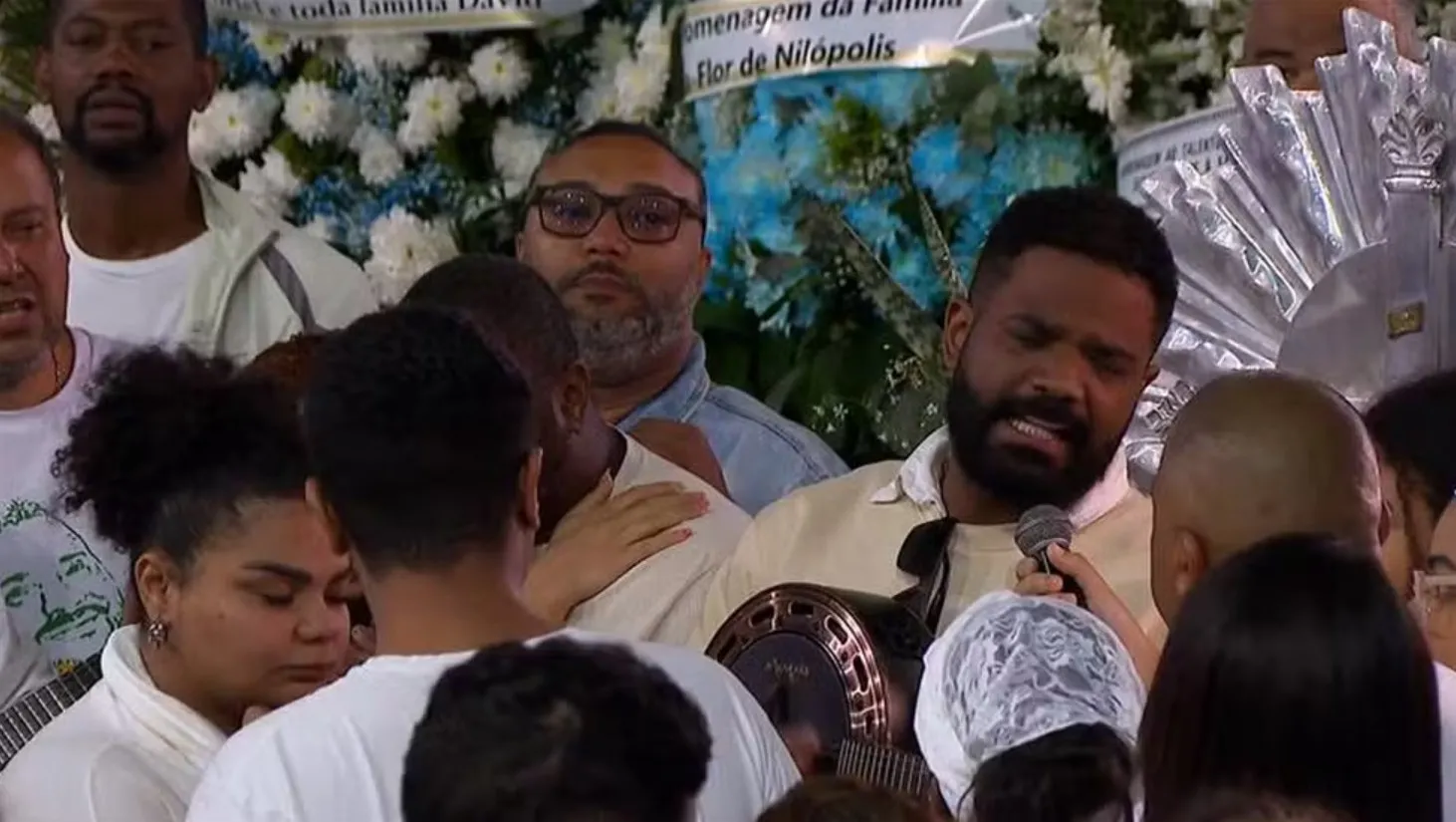 Arlindinho, filho de Arlindo Cruz, durante cerimônia do velório no Rio de Janeiro