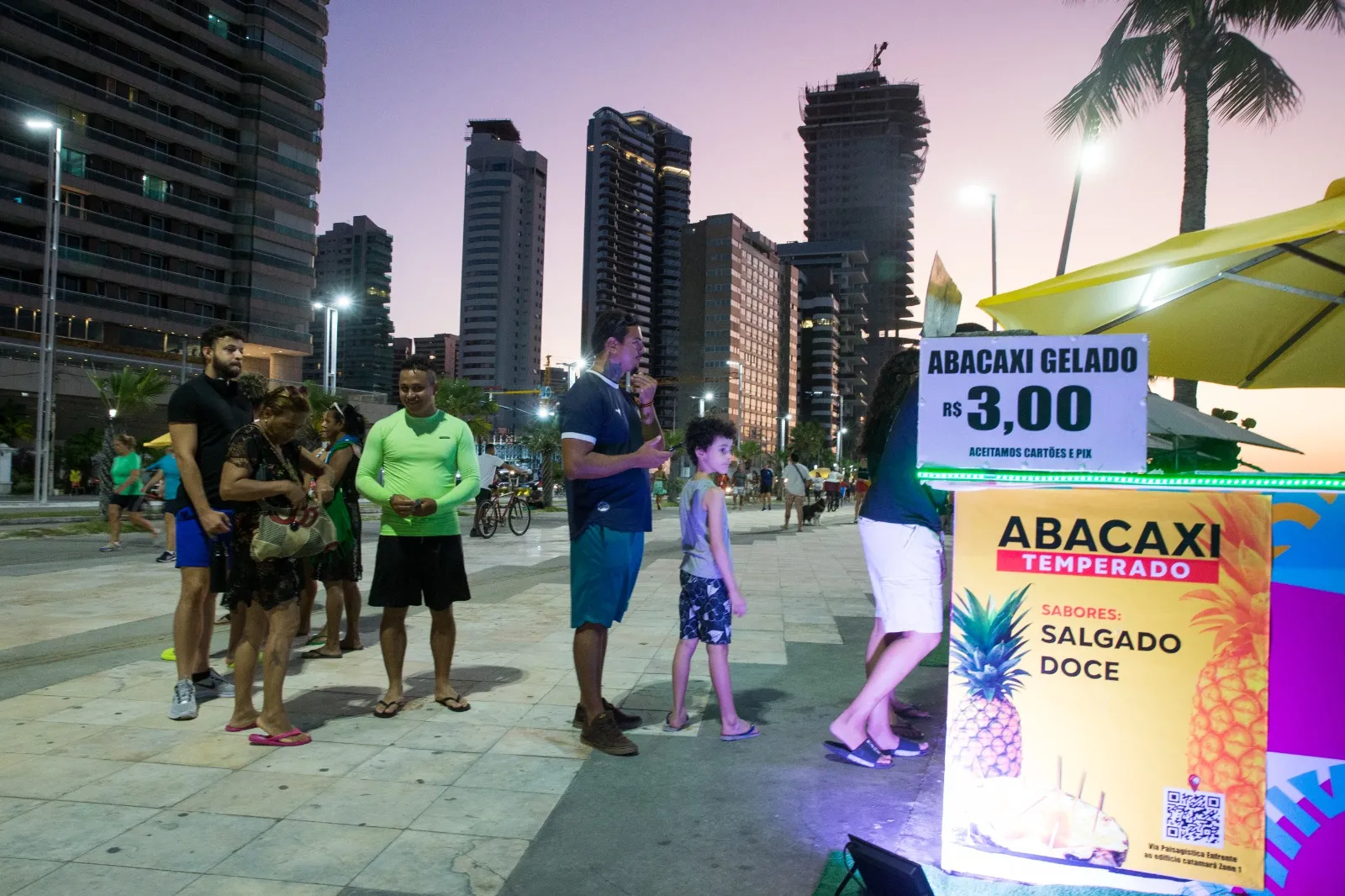 Fila no quiosque André do Coco para consumir abacaxi temperado confirma preferência do público pela delícia