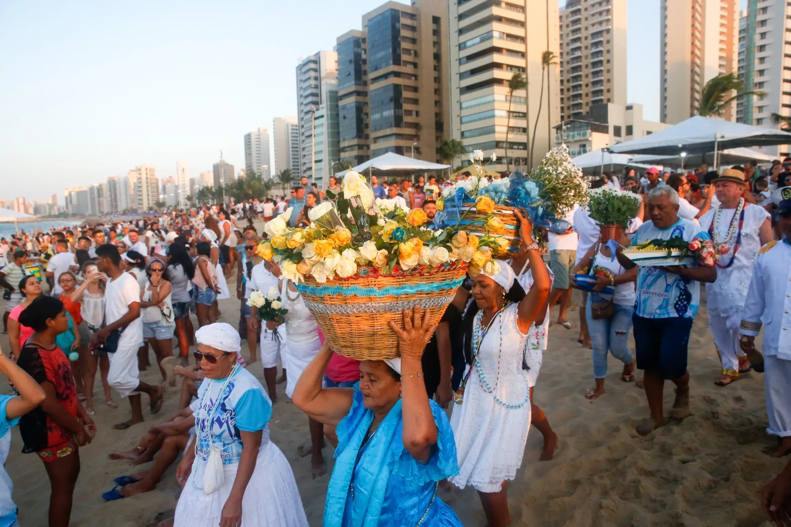 Os tradicionais cortejos e oferendas a iemanjá, a Rainha do Mar, fazem parte da programação