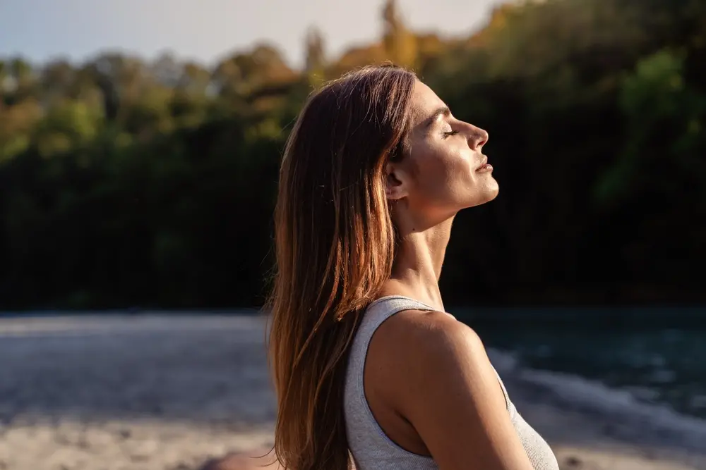 foto de mulher tomando sol. Imagem para ilustrar a reposição de vitamina D