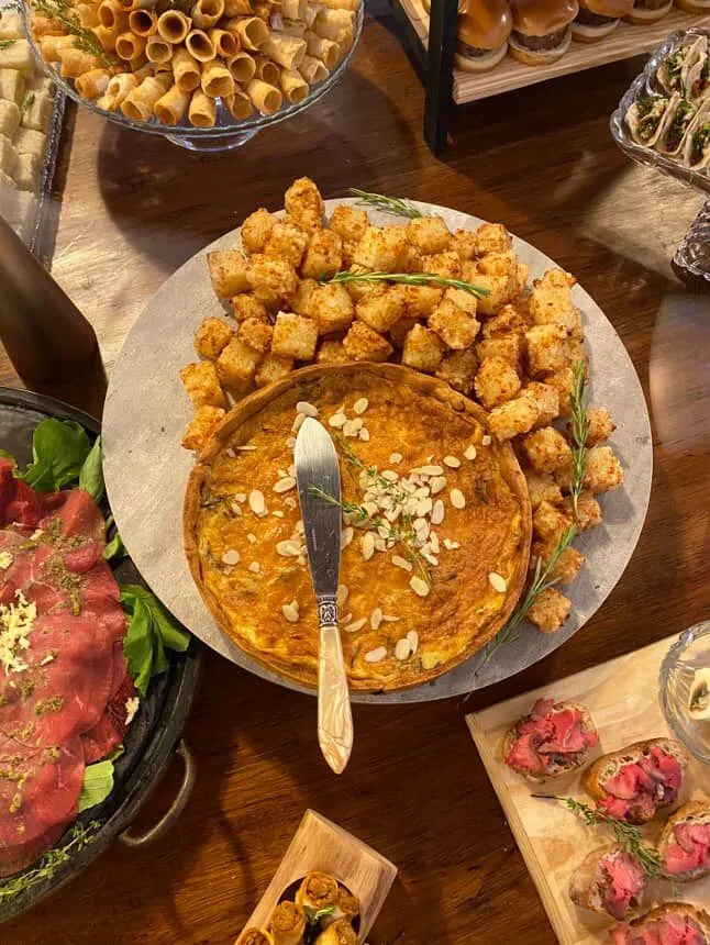 Você pode servir quiches e tortas também em uma grazing table