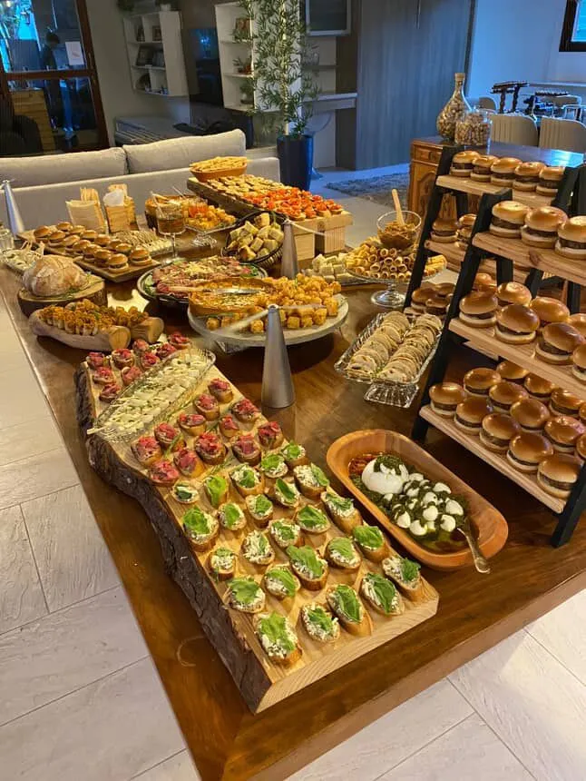 Pequenas porções de comidas caracterizam o grazing food. A ideia é petiscar sem uso de talheres o louças