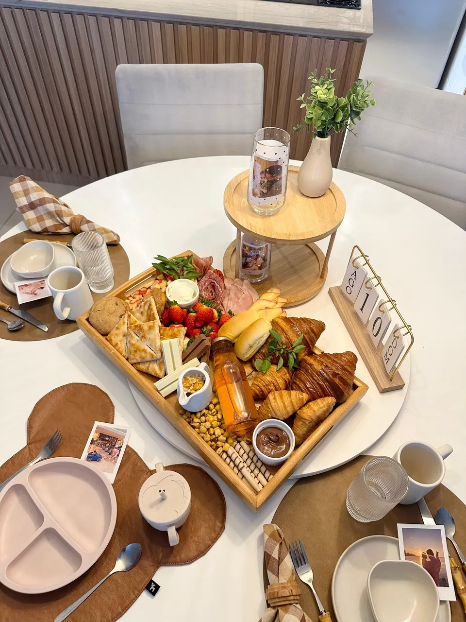 A Grazing Board pode ser servida na mesa posta ou também levar pro tapete, pra praia ou para um piquenique no parque