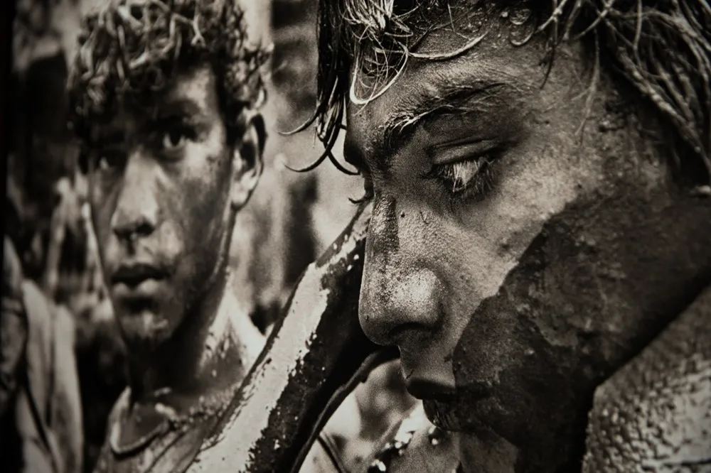 Para curadora da mostra, visitantes devem refletir sobre a loucura do ser humano ao longo da exposição