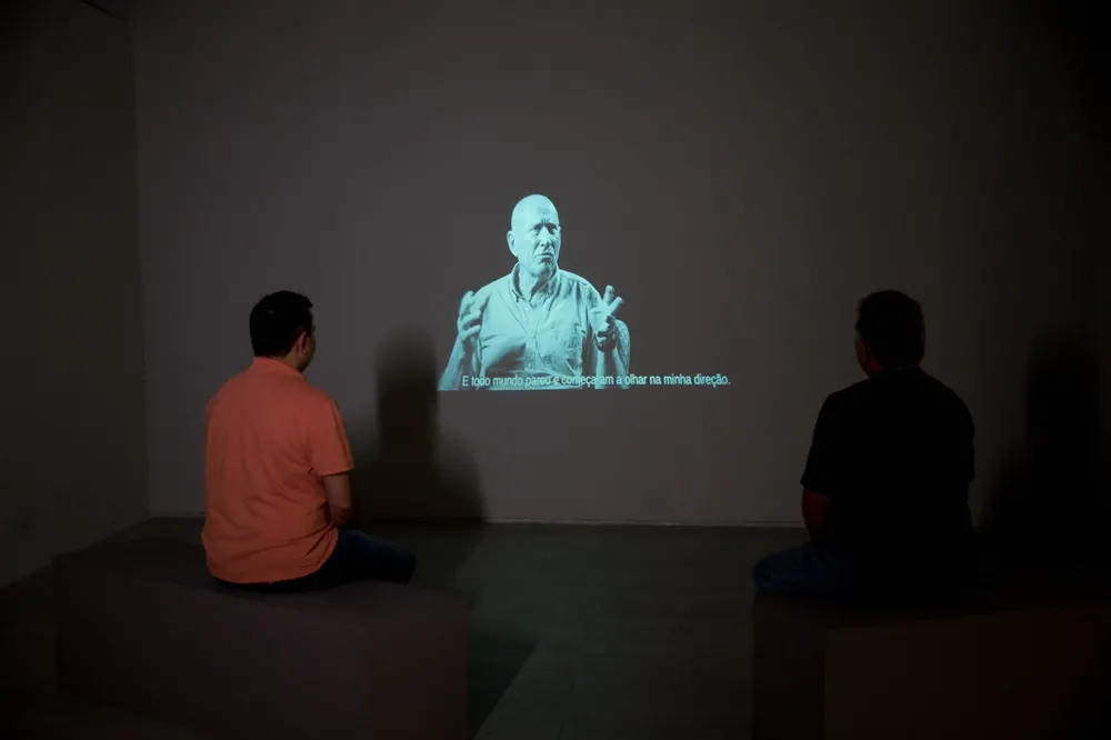 No espaço mais recolhido da mostra, há o vídeo de uma conversa entre Sebastião e Lélia Wanick Salgado a respeito da expedição artística e humana