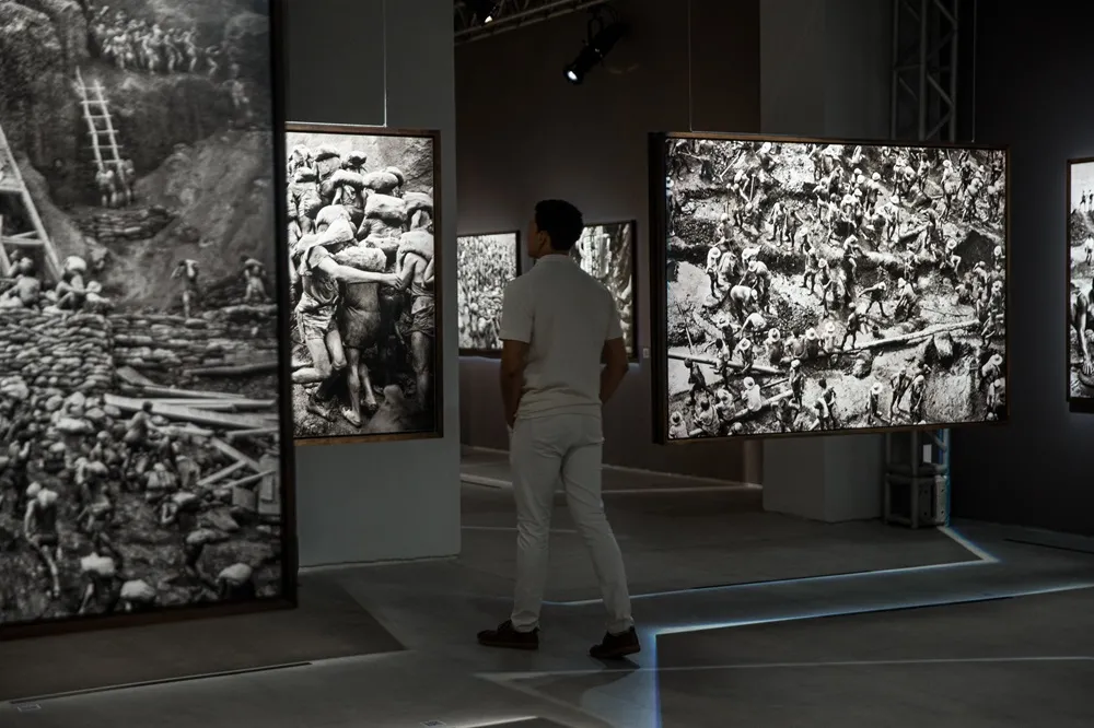 Na vastidão da mina, Salgado enquadra tanto a dimensão colossal do espaço quanto detalhes mínimos