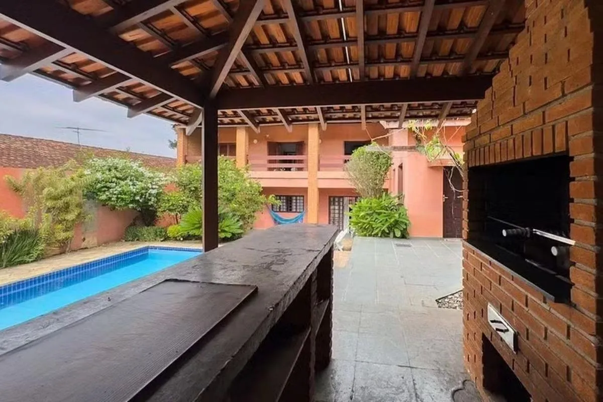 Oito pessoas estavam na casa no momento da abordagem policial