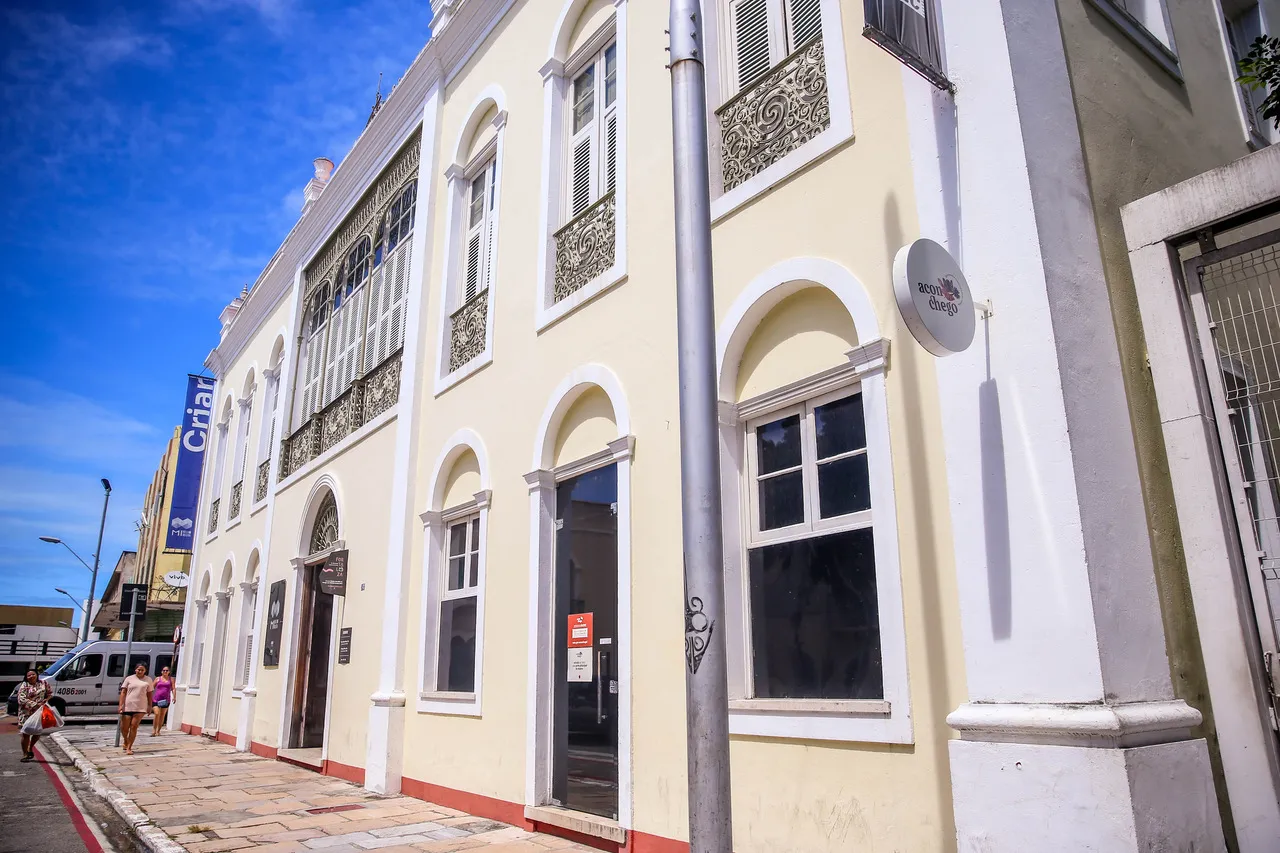 Casarões e iniciativas na vizinhança, como o Museu da Indústria e o restaurante Aconchego, potencializam a salvaguarda: 