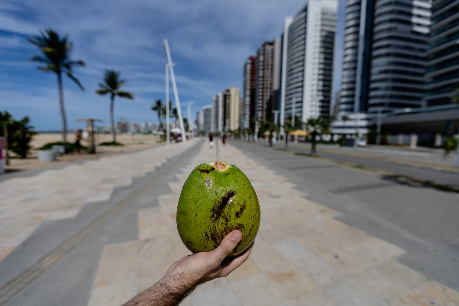 Água de coco é um dos produtos mais vendidos na Beira-Mar, área turística de Fortaleza