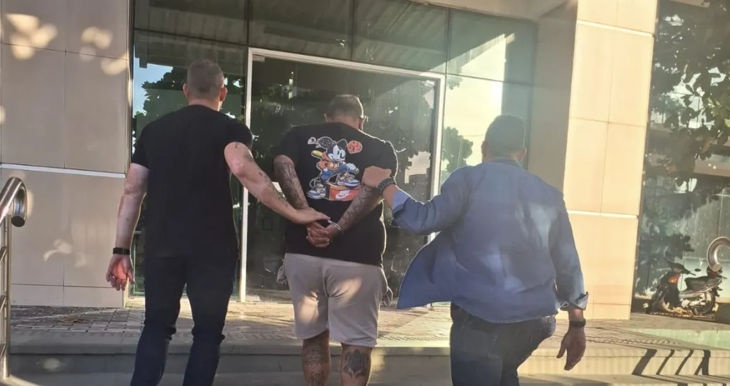 O homem identificado como Netão Marley foi detido no bairro Centro, em Fortaleza, e levado à delegacia da Polícia Civil