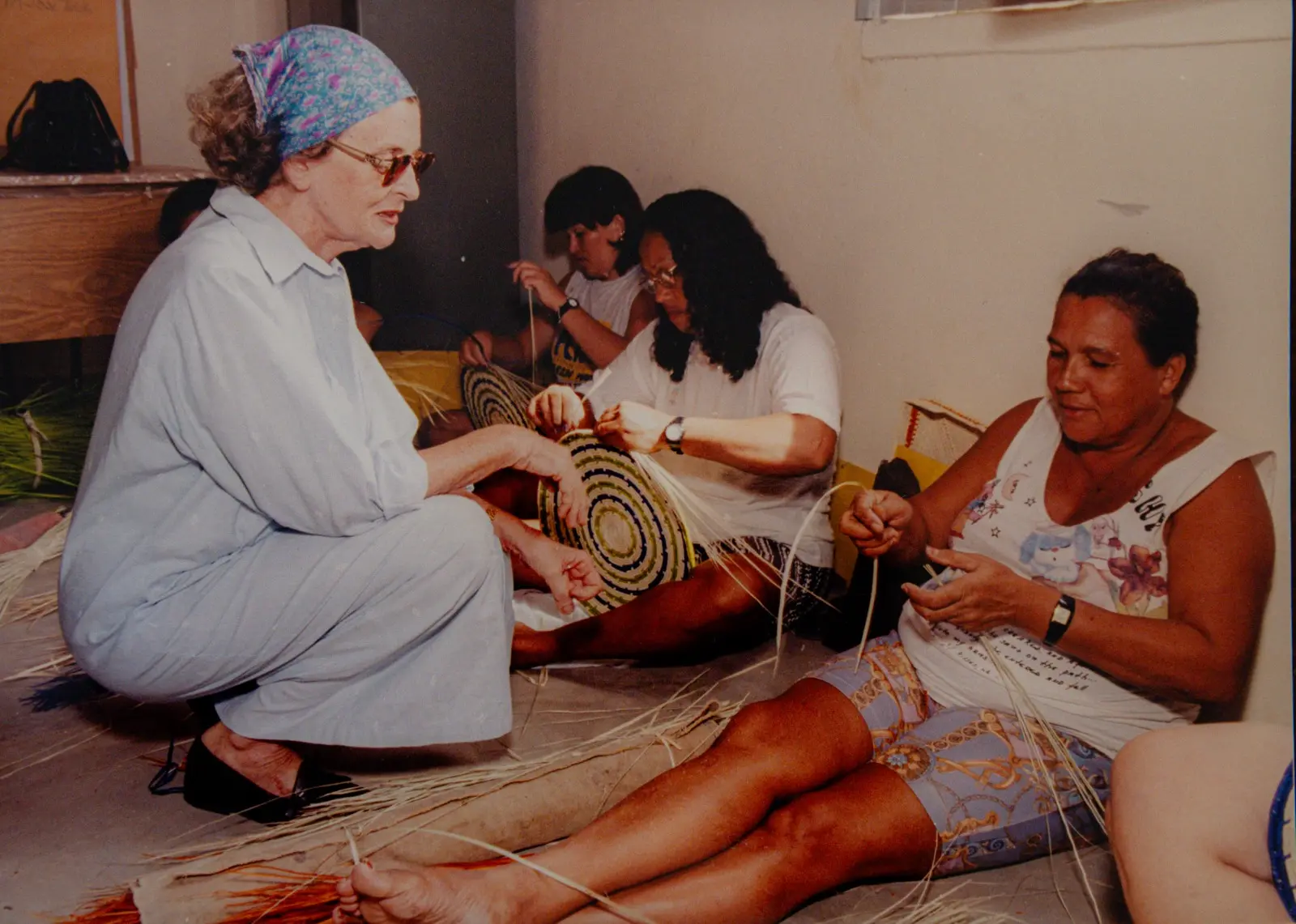 Na imagem, registro da artista da tapeçaria Guiomar Marinho repassando saberes a artesãs do interior do Ceará na década de 1990