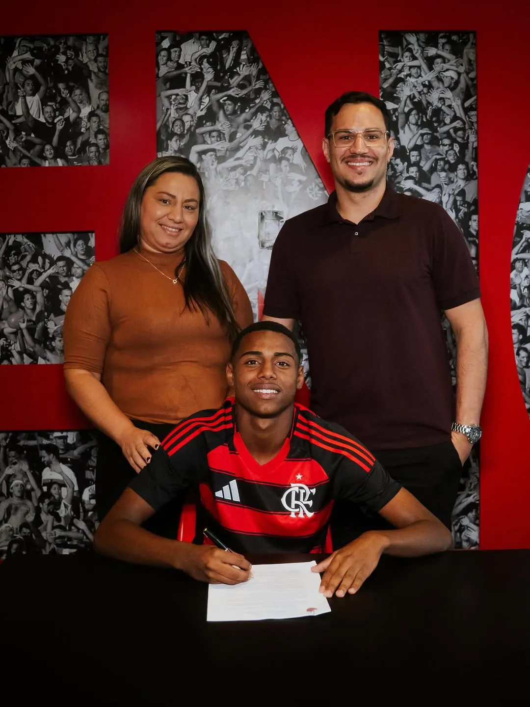 Isaac ao lado de sua mãe Thayane Santos e de seu tio Matheus Gomes