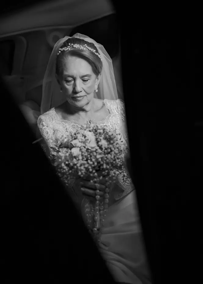Na imagem, a idosa Zoraide Diniz durante cerimônia de casamento com Márlio Pelosi em Fortaleza