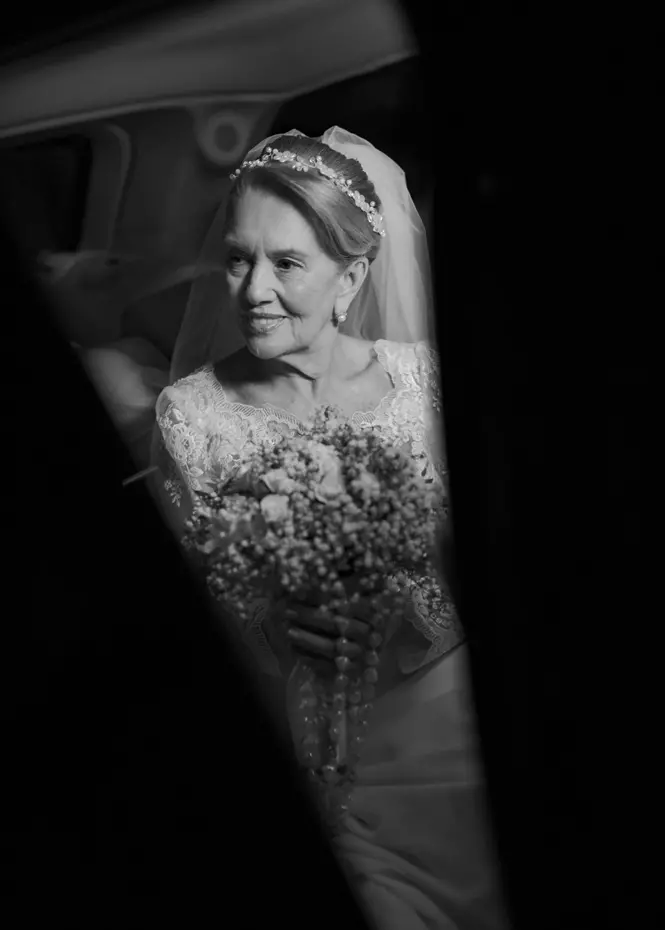 Na imagem, a idosa Zoraide Diniz durante cerimônia de casamento com Márlio Pelosi em Fortaleza
