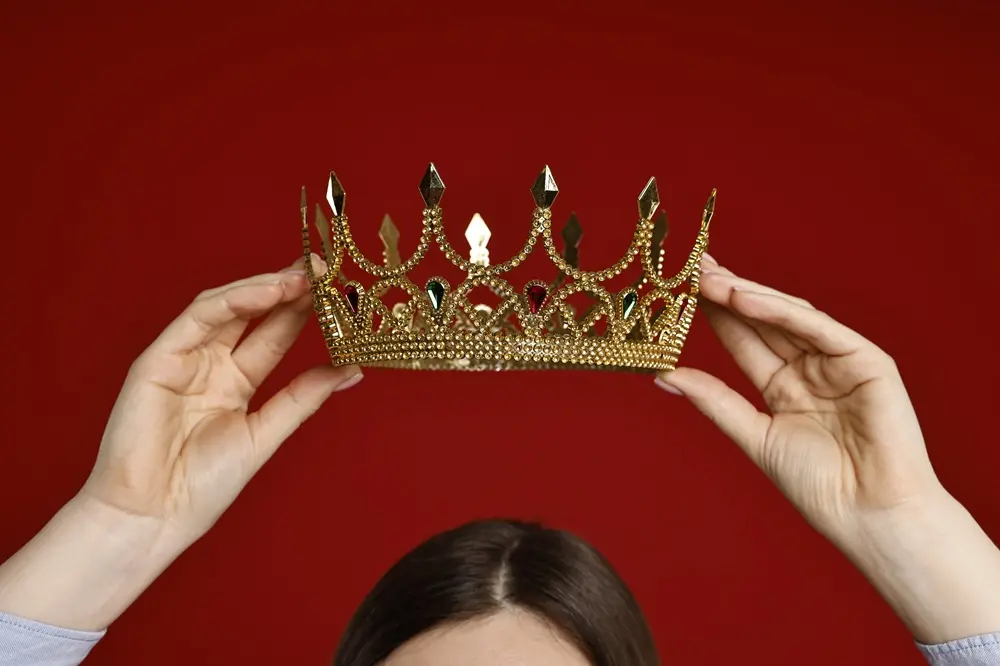Na imagem, coroa de princesa em alusão à trend 