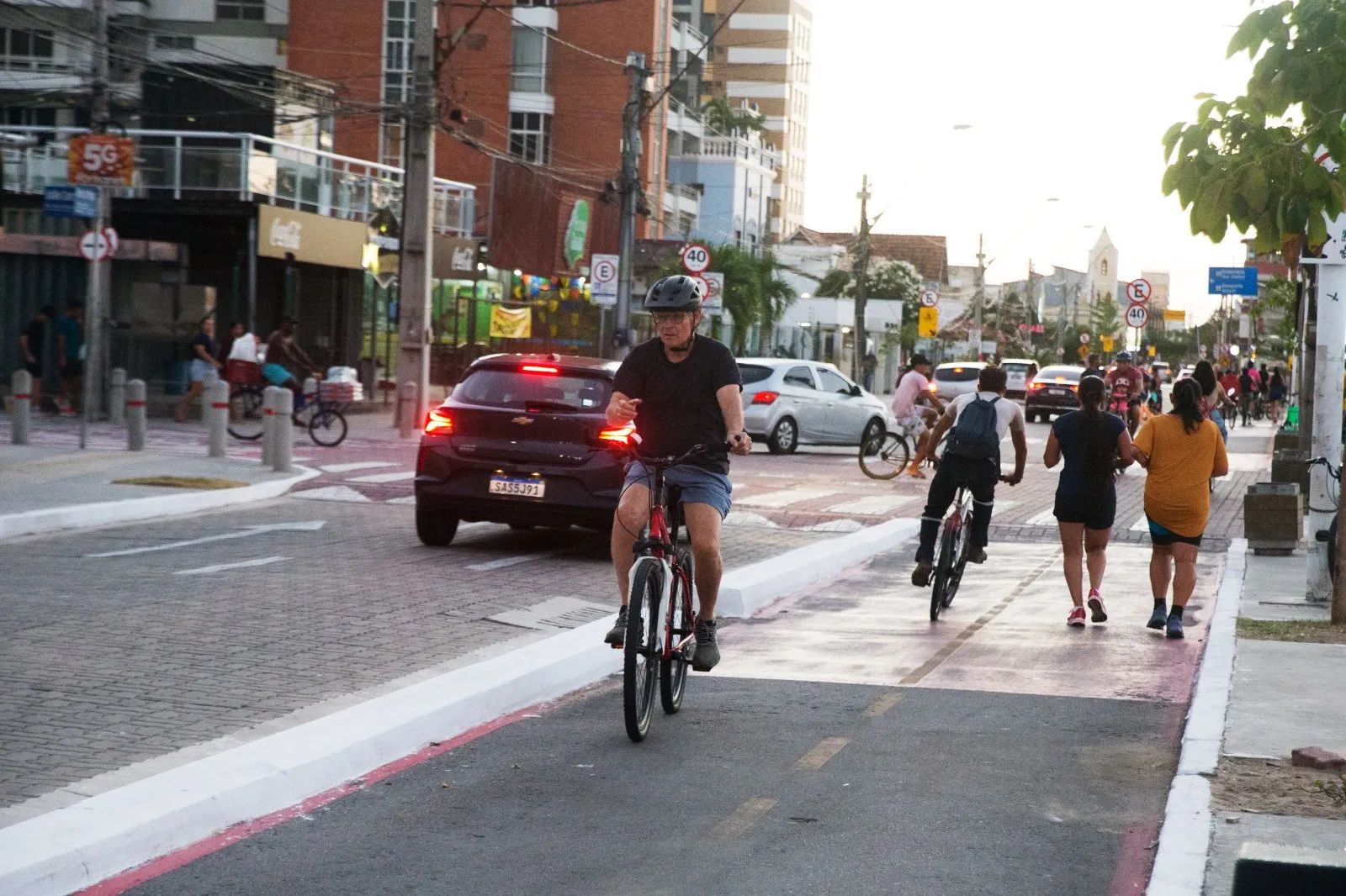 Ciclofaixa da Beira-Mar é compartilhada entre corredores e ciclistas, mas há regras que devem ser seguidas  para o uso