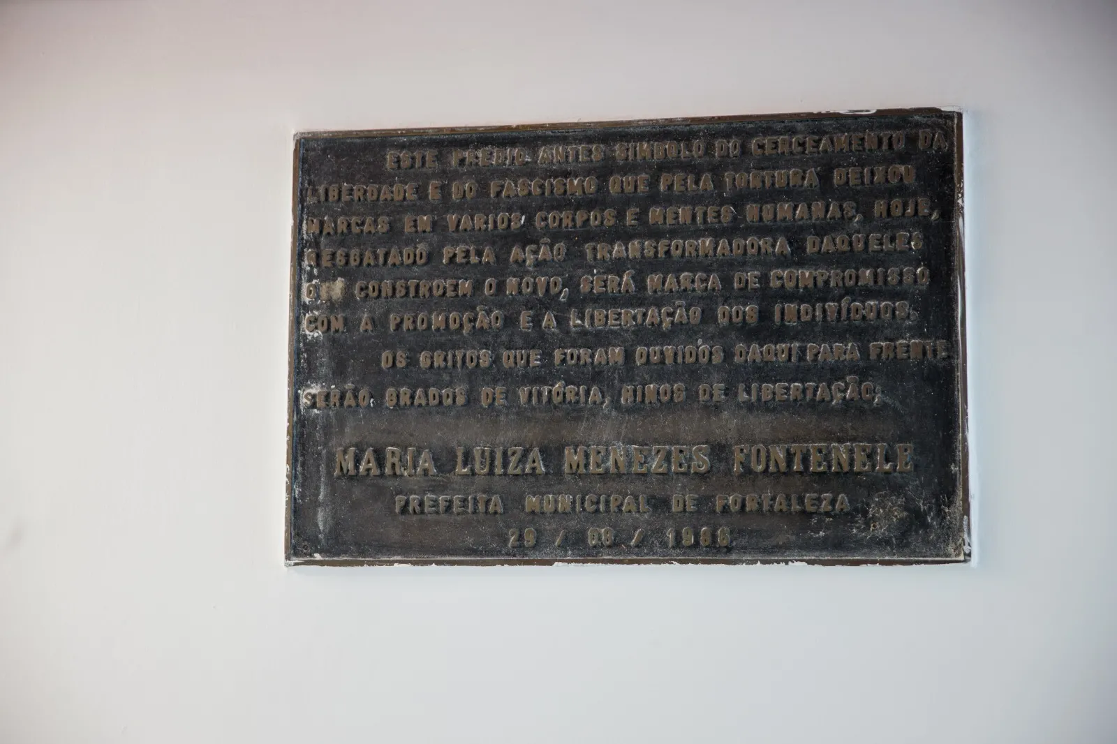 A placa foi colocada ao lado das celas preservadas na sede da Seculfor, para lembrar o período em que houveram prisões e torturas no local, que foi sede da Polícia Federal durante a ditadura