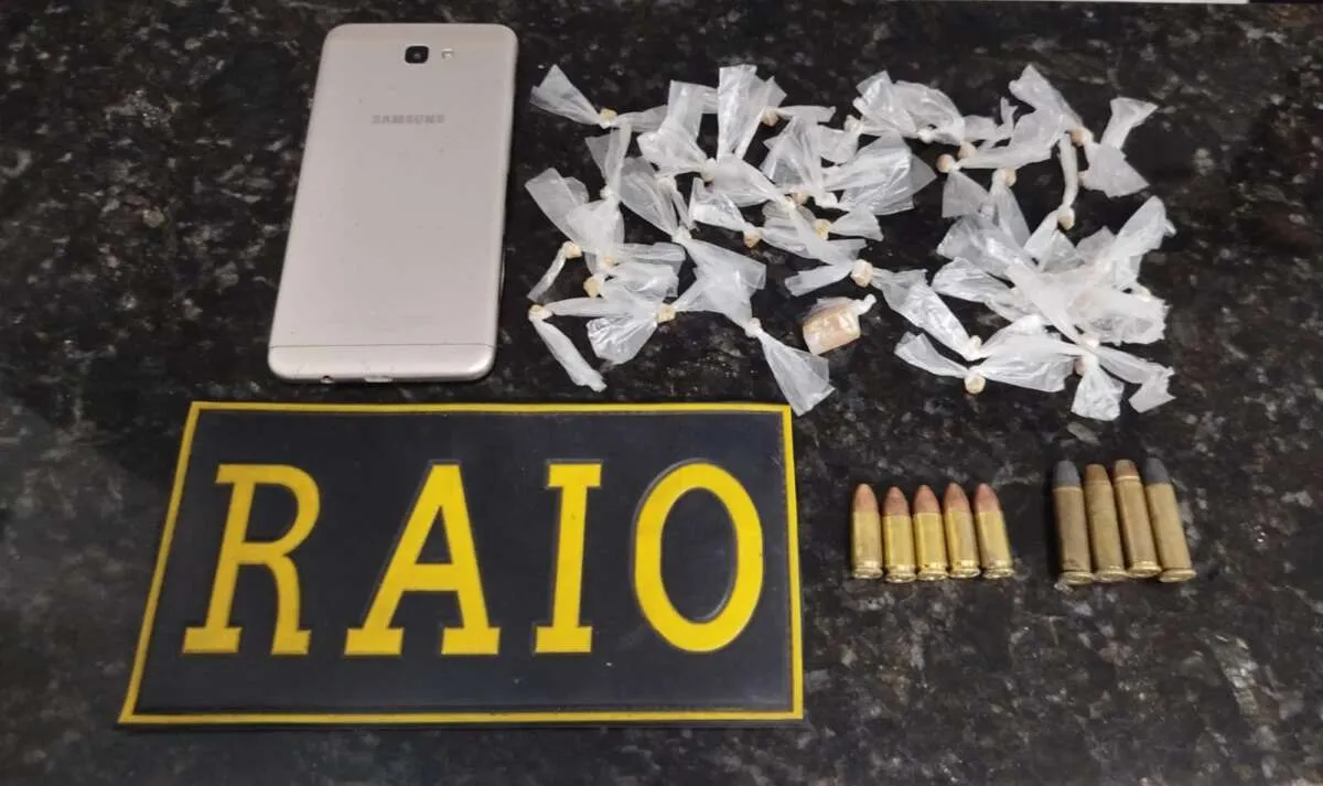 Com a dupla, foram apreendidas cinco munições de calibre 9 mm, quatro munições de calibre 38, um aparelho celular e 39 embalagens de crack