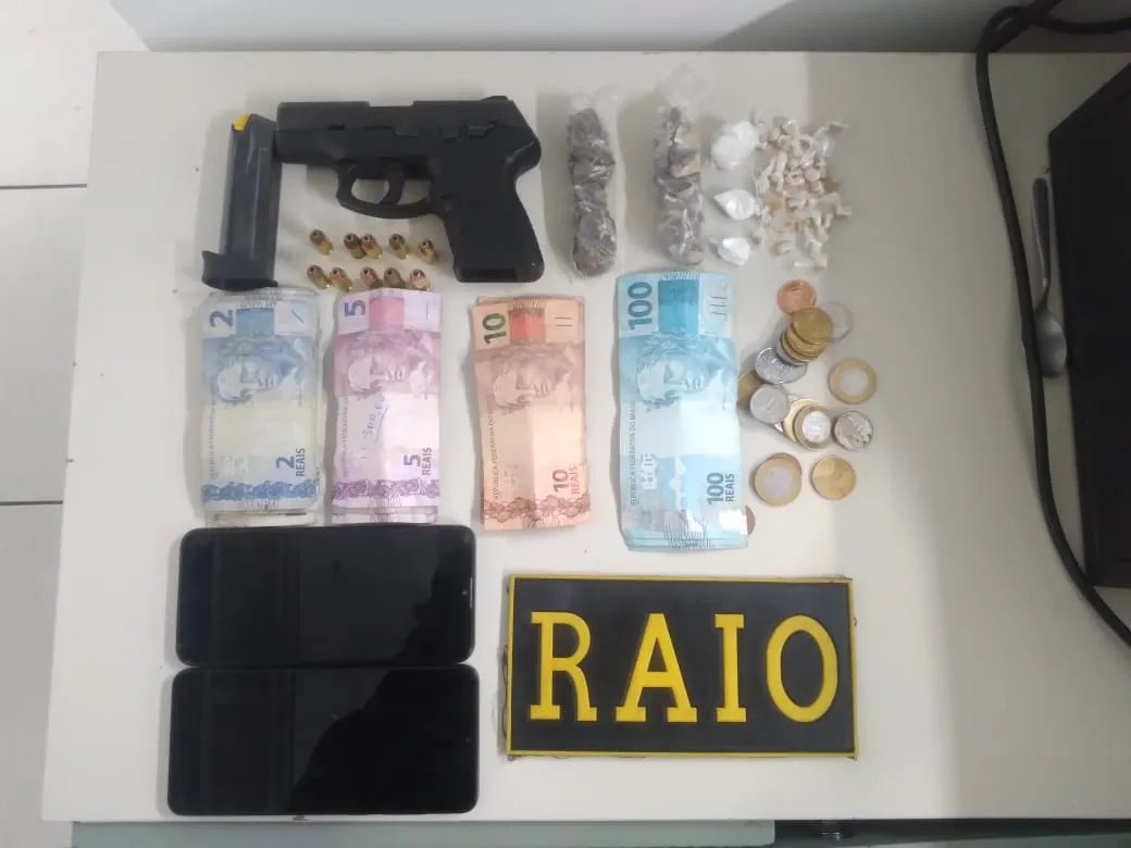 Com eles, foram encontrados uma pistola calibre 380, 10 munições de calibre 380, dois aparelhos celulares, 36 embalagens de crack, 20 embalagens de maconha e cerca de seis gramas de cocaína, além de uma quantia em dinheiro