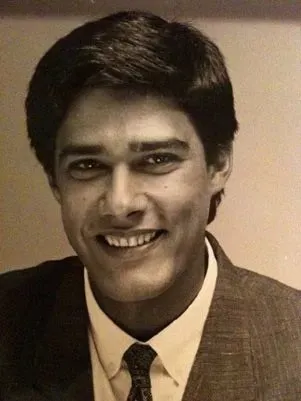 Formado em Publicidade na Escola de Comunicação e Artes na Universidade de São Paulo, William Bonemer Júnior estreou na TV Globo em 1986
