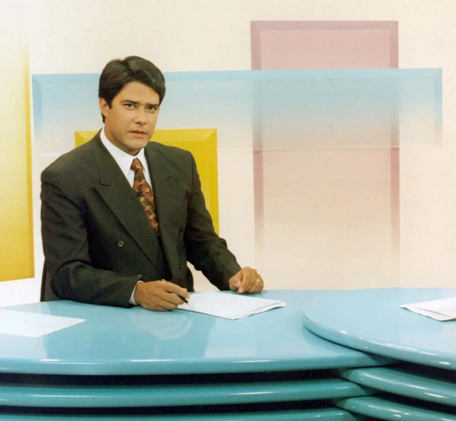 Substituiu Marcos Hummel no Jornal Hoje no mesmo ano, numa edição histórica que tratou da morte do ícone Chacrinha. Ele viria a assumitia o telejornal em 1993