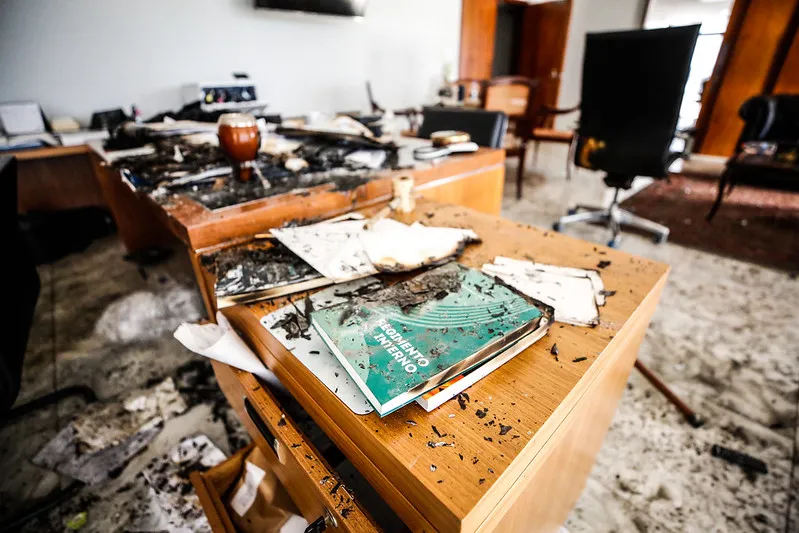Sedes dos Três Poderes foram vandalizadas