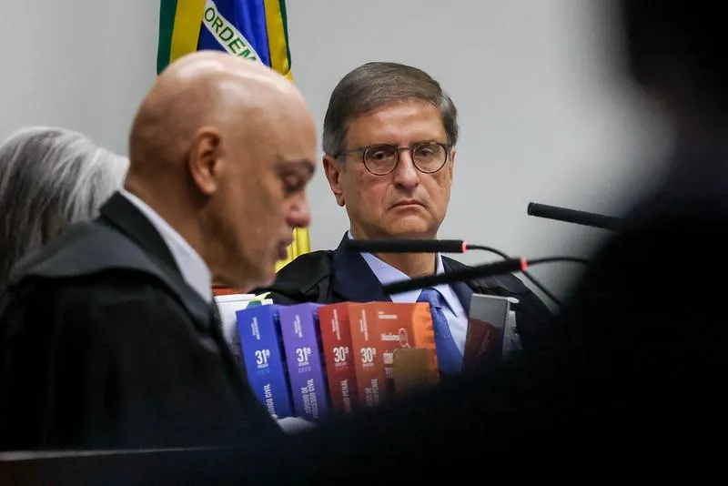 Paulo Gonet observa Alexandre de Moraes durante sua fala inicial