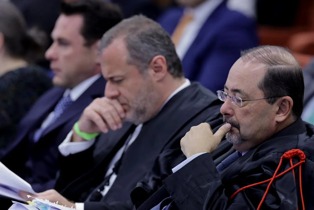 Celso Sanchez Vilardi (em primeiro plano) compõe a defesa de Jair Bolsonaro