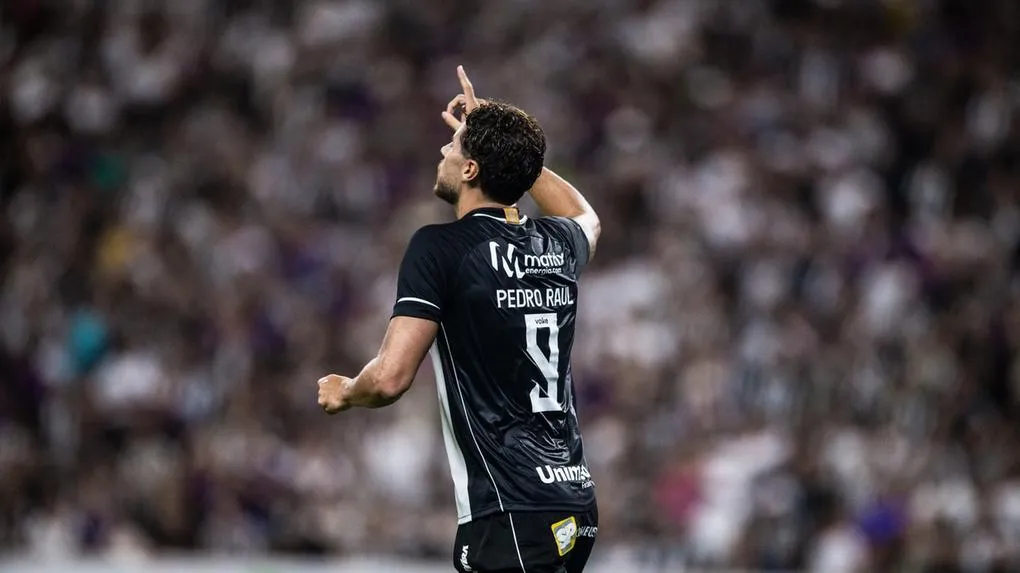 Pedro Raul marcou dois gols na vitória contra o Vasco pelo 1º turno da Série A