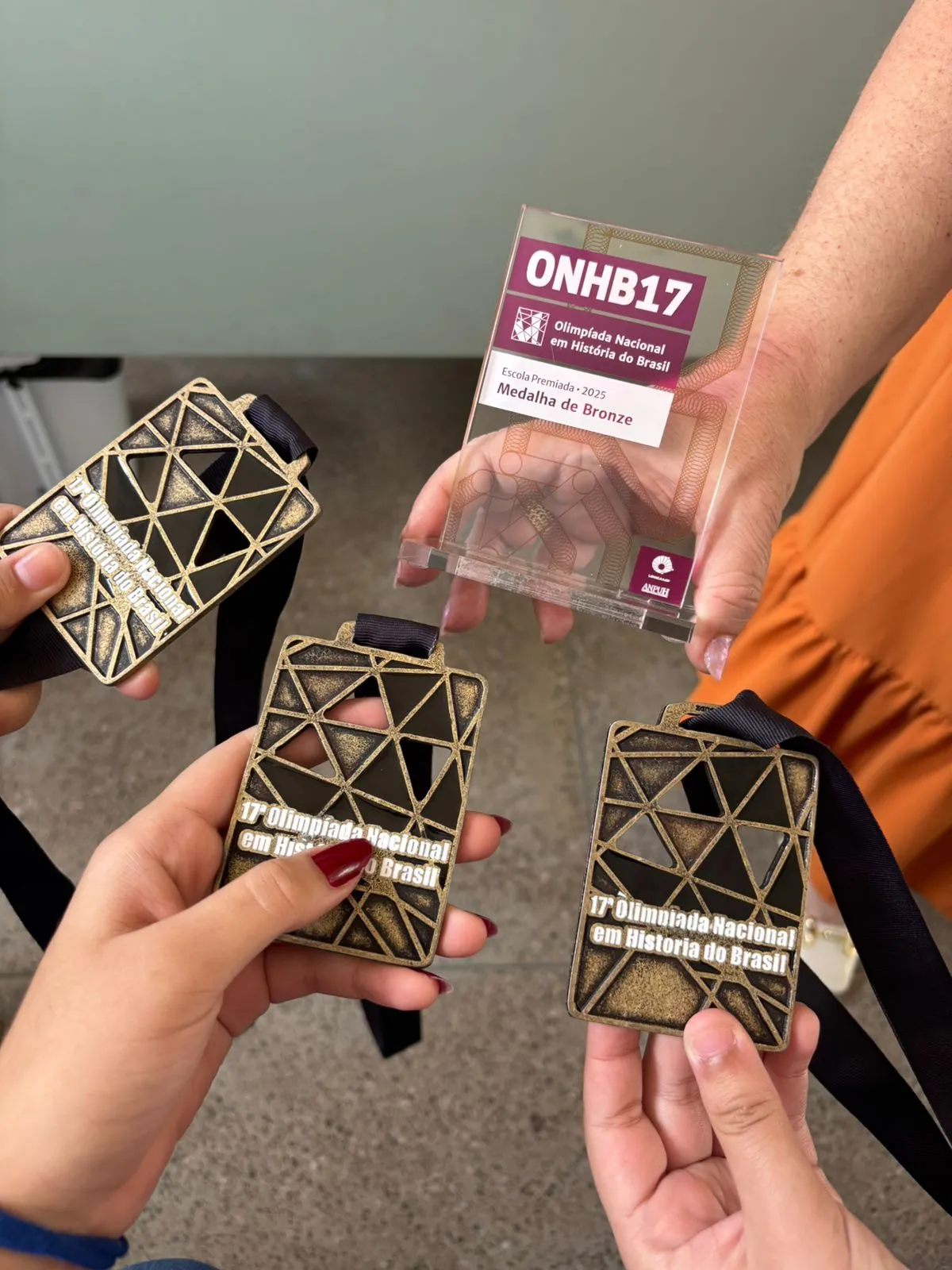 Medalha de bronze na 17ª edição da ONHB foi conquistada pelas alunas Maria Emelle, Rebeca Clarice e Rhayssa Emylie