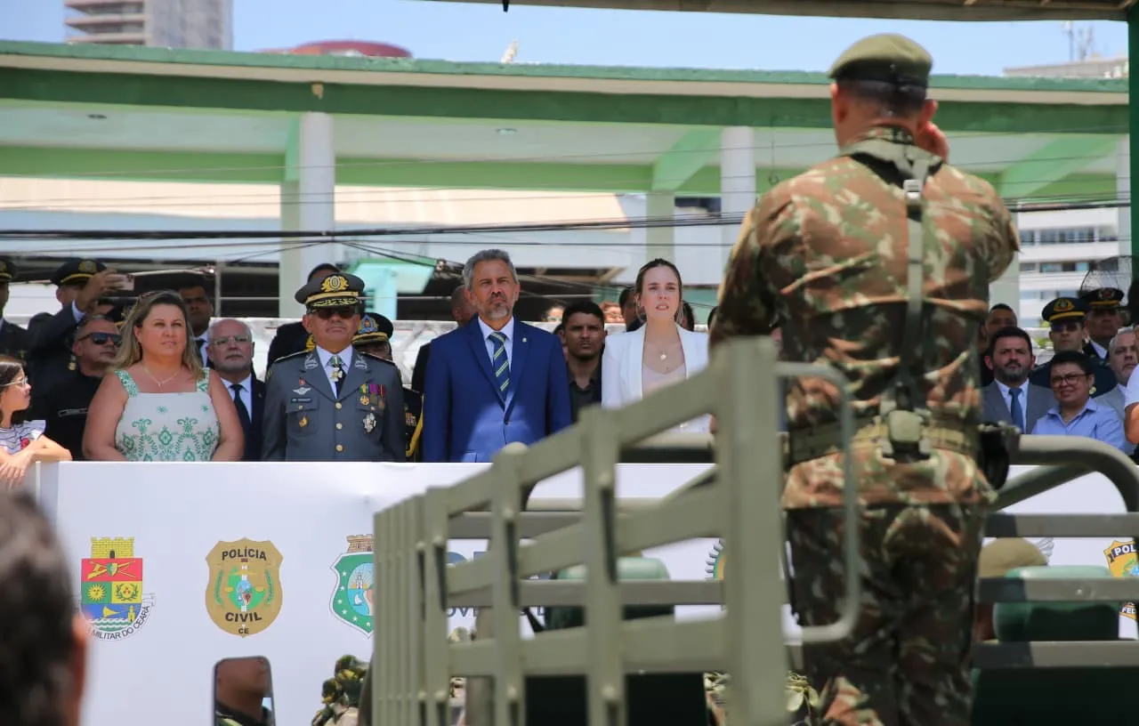O desfile contou com a presença do governador Elmano de Freitas (PT) e da vice-governadora Jade Romero (MDB)