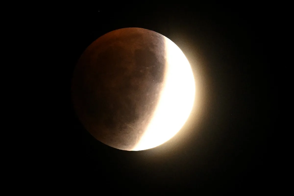 O início do eclipse, capturado em Islamabade, a capital do Cazaquistão