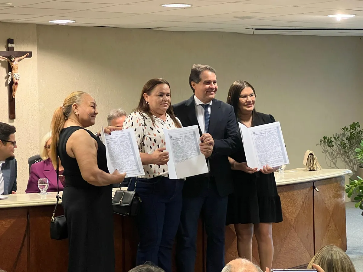 Em junho, Irisneide Cândido (no centro) recebeu a matrícula do imóvel onde vive há 27 anos
