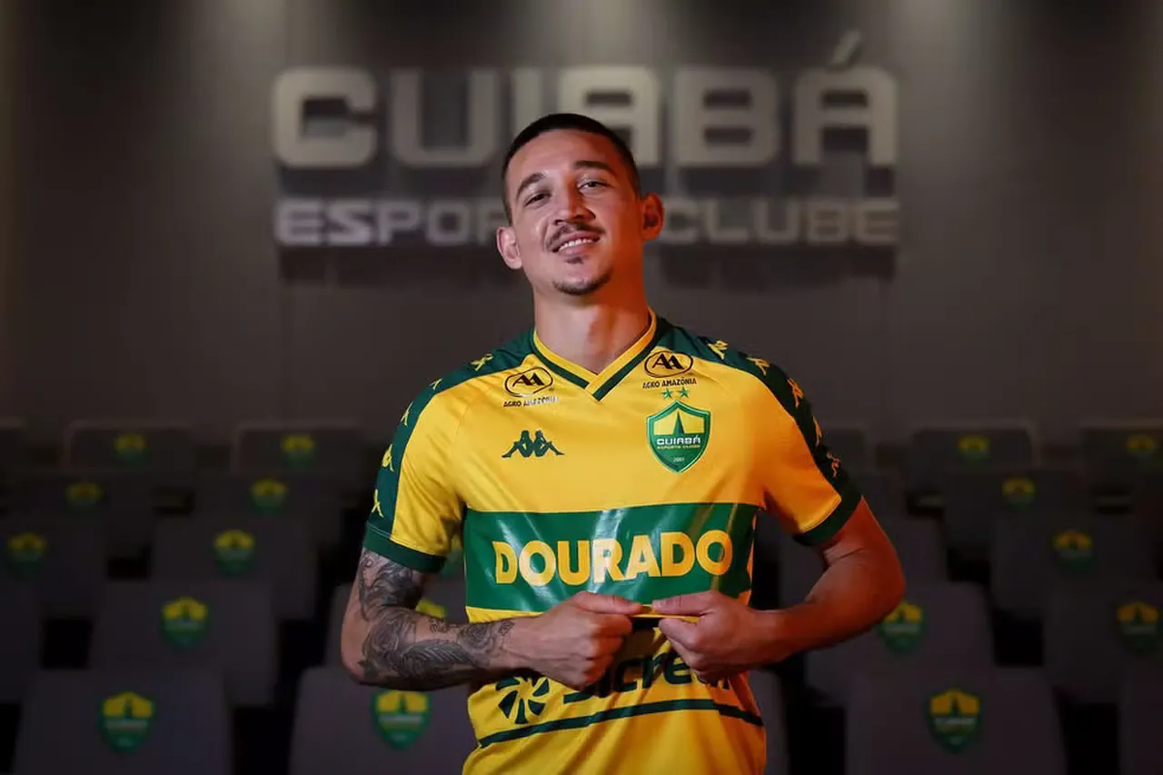 Contratado na janela extra, o atacante Alisson Safira tem oito gols em 14 jogos pelo Cuiabá na Série B
